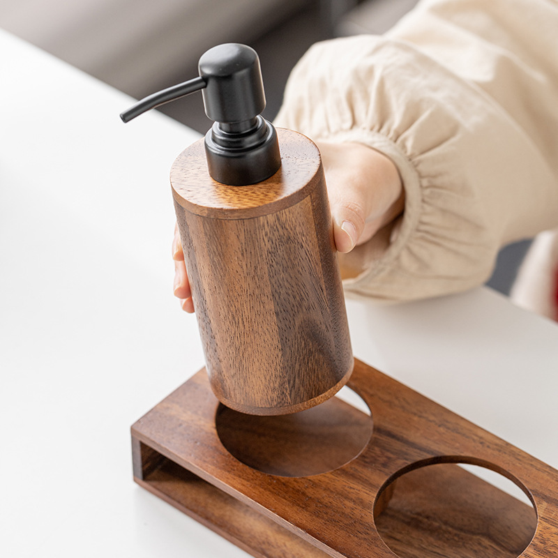 クルミ材のプレス式分割用空ボトル。 無垢材の高級ハンドサニタ - Luxury Skincare Bottles のレビューと価格